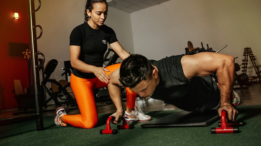 Personal trainer orientando aluno