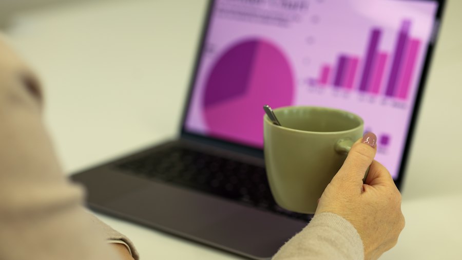 Análise de resultados de marketing no notebook